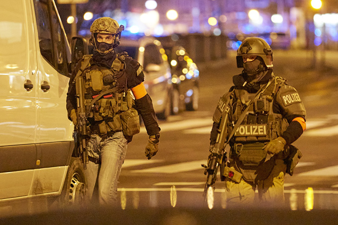 11月2日晚，警察在奥地利首都维也纳街头警戒。新华社 图
