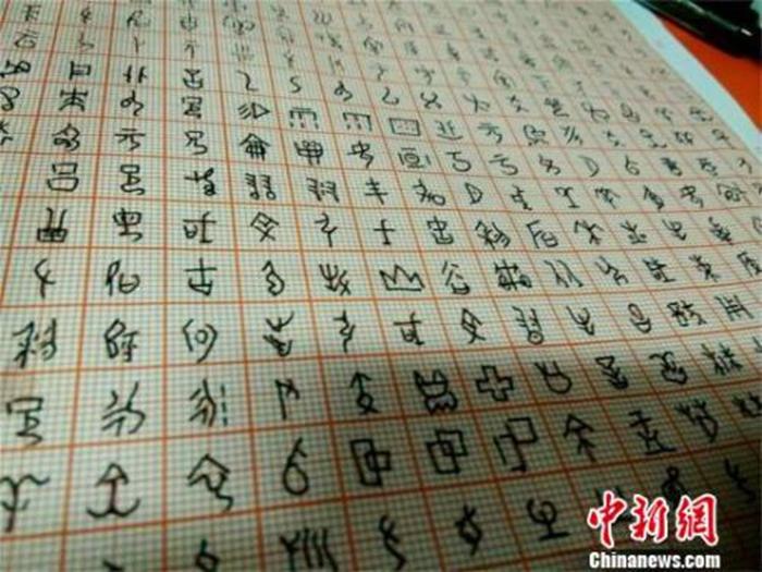 资料图：武汉一高校教师采用甲骨文教学，图为学生临摹甲骨文的作业。王文 摄