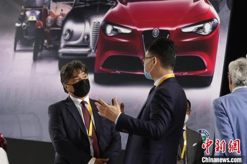 中国侨网阿尔法·罗密欧集团的工作人员与参观者一同分享意大利国宝级跑车的品牌故事。　张亨伟　摄