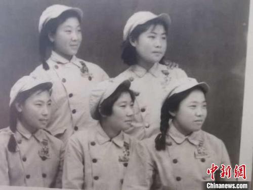 中国侨网图为于淑贞（上数第一排右一）和战友合影 。受访者供图