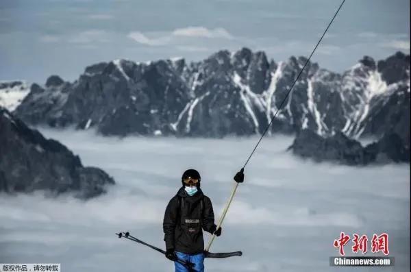 10月19日，法国阿尔卑斯山脉，人们佩戴口罩享受滑雪的乐趣。