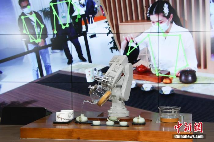 资料图：11月9日，在上海举行的第三届中国国际进口博览会上，三菱电机带来一款机器利用机械手臂，通过屏幕绿线学习茶艺师肢体运动轨迹。据悉，这款机器臂可通过AI技术学习人体躯干肢体的运动轨迹，从而完成多种动作。
<a target='_blank'  data-cke-saved-href='http://www.chinanews.com/' href='http://www.chinanews.com/'>中新社</a>记者 张亨伟 摄