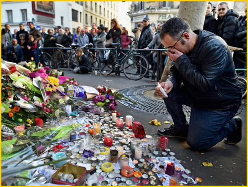 2015年11月16日，巴黎民众悼念恐怖袭击中丧生的遇难者。  本文图片 央视新闻
