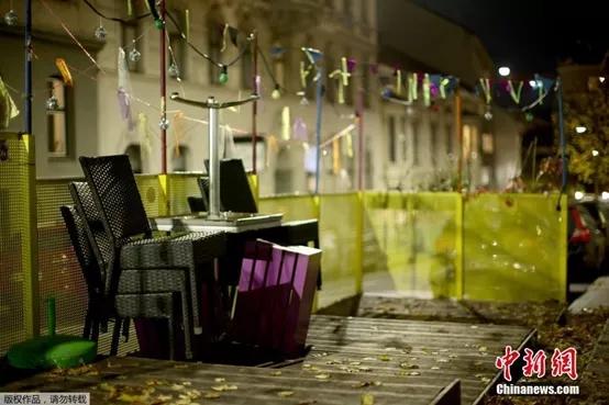 当地时间11月2日，奥地利维也纳，第二次封城开始前的夜晚，一家餐馆将座椅堆叠在一起。