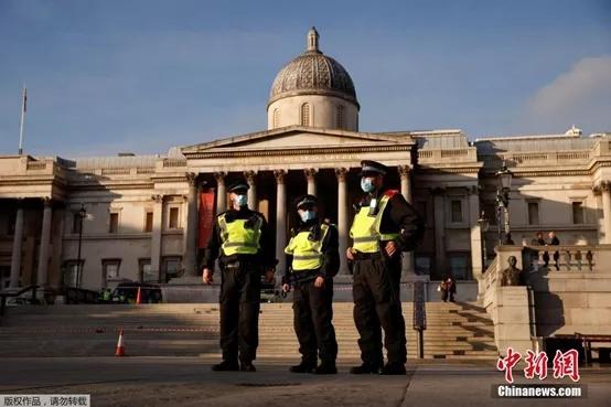 当地时间11月5日，英国伦敦，戴着口罩的警察在国家美术馆前巡逻。