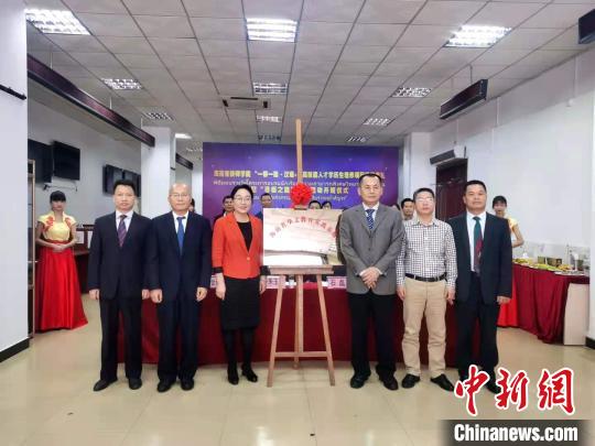 中国侨网海南省技师学院华文教育实践基地在该校挂牌。　张茜翼　摄