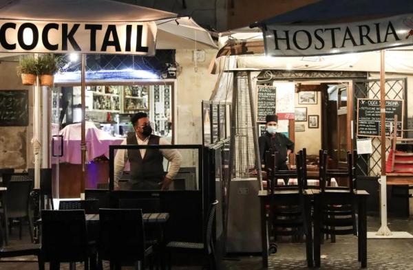 10月26日，意大利首都罗马鲜花广场上两家餐馆临近18时准备打烊。新华社记者程婷婷摄