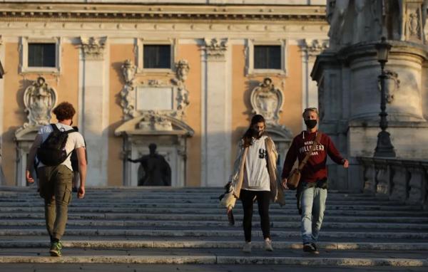 11月10日，在意大利首都罗马，人们戴着口罩走在罗马市政厅前。新华社记者程婷婷摄