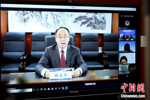 图为天津大学副校长胡文平在线上开班仪式上致辞。 张道正 摄