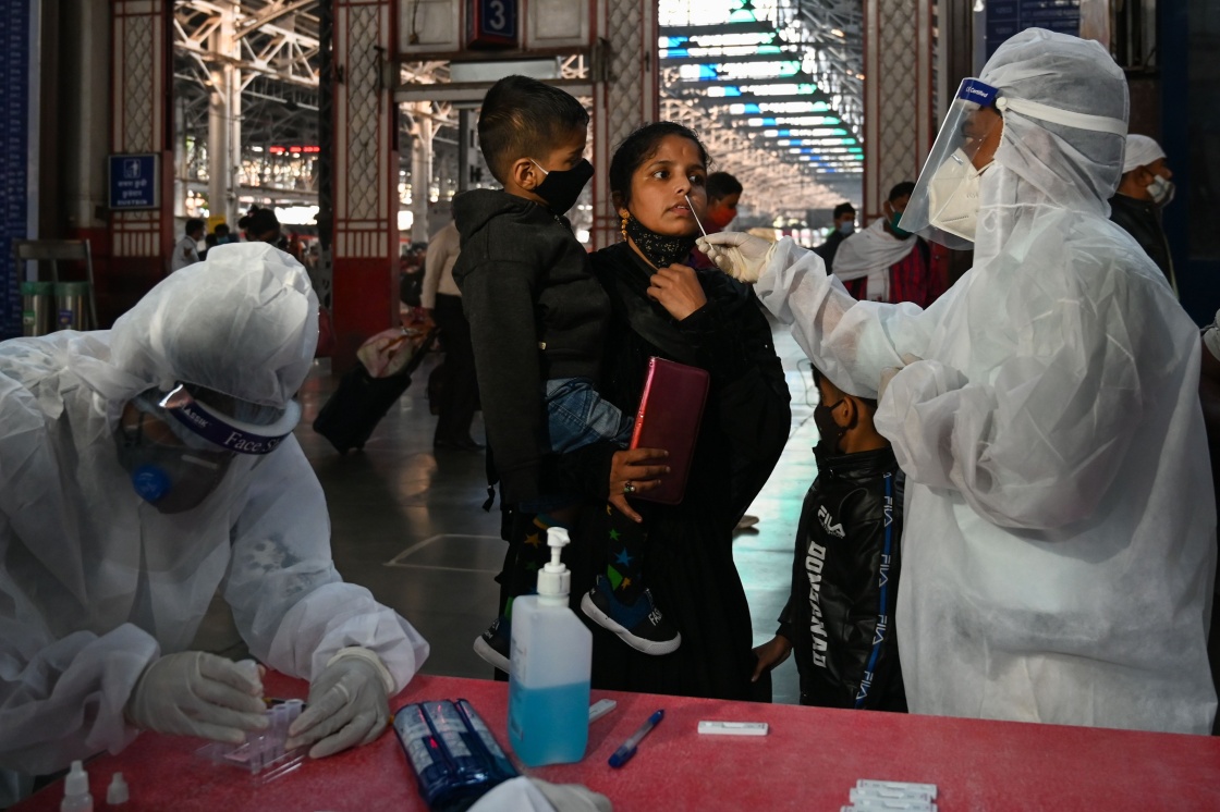 11月25日，在印度孟买的一个火车站，医务人员为旅客进行新冠病毒检测取样。新华社 图