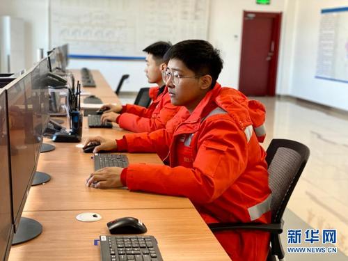 中国侨网在位于黑龙江省黑河市的中俄东线天然气管道黑河首站，工作人员在操作室内工作（11月28日摄）。新华社记者 刘赫垚 摄