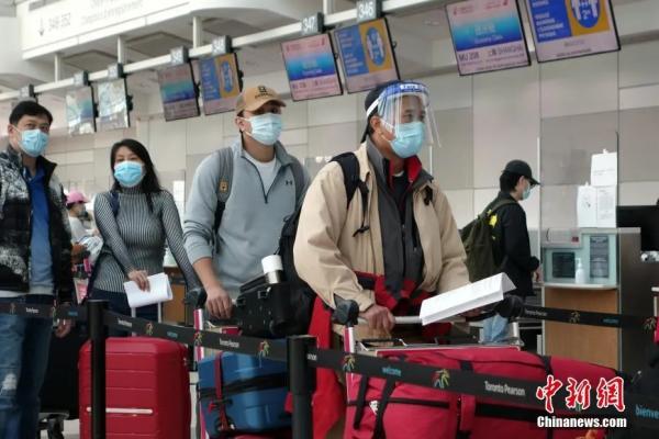 当地时间11月7日，准备直飞上海的乘客在多伦多皮尔逊国际机场排队办理值机手续。<a target='_blank'  data-cke-saved-href='http://www.chinanews.com/' href='http://www.chinanews.com/'>中新社</a>记者余瑞冬摄
