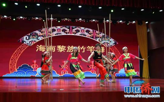 中国侨网留学生展示海南竹竿舞。　海南师范大学供图　摄