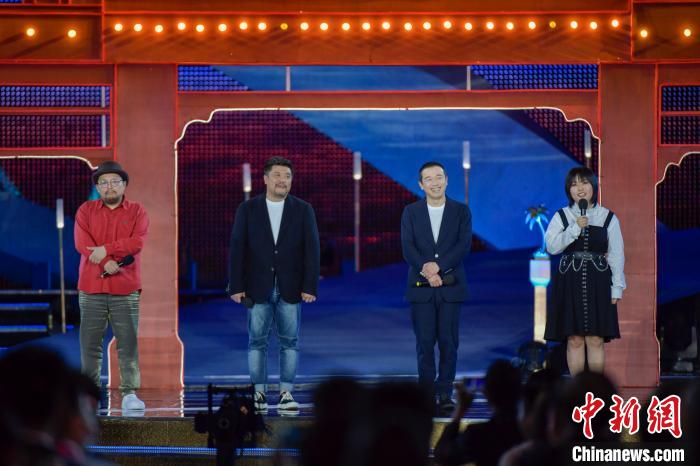 图为史航(左一)、张栾(左二)、潘斌龙(右二)、李雪琴表演脱口秀《电影大会》。　骆云飞 摄