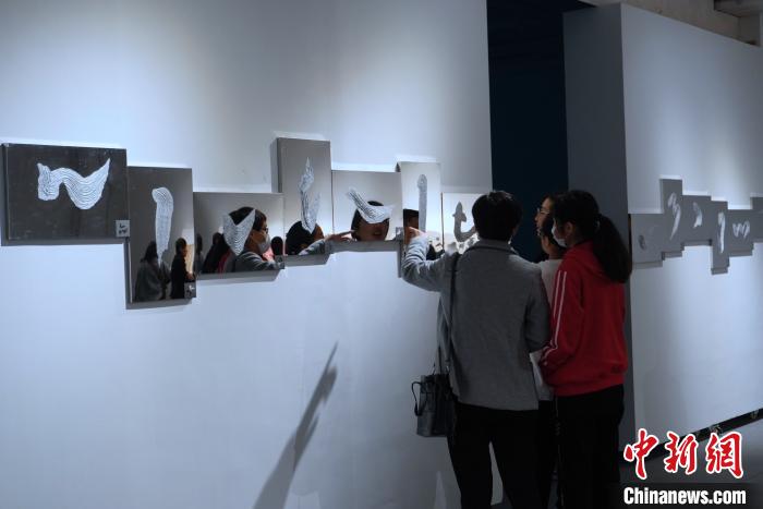 闽籍当代艺术家陈宗光个展“彷宋”在福州展出，吸引观众逛展“打卡”。　彭莉芳 摄