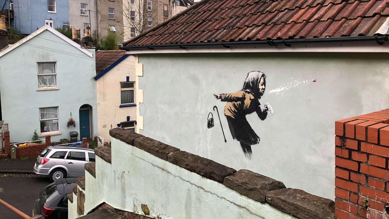 班克斯的涂鸦新作《Aachoo!!》，出现在英国布里斯托市韦尔街的民宅墙上。