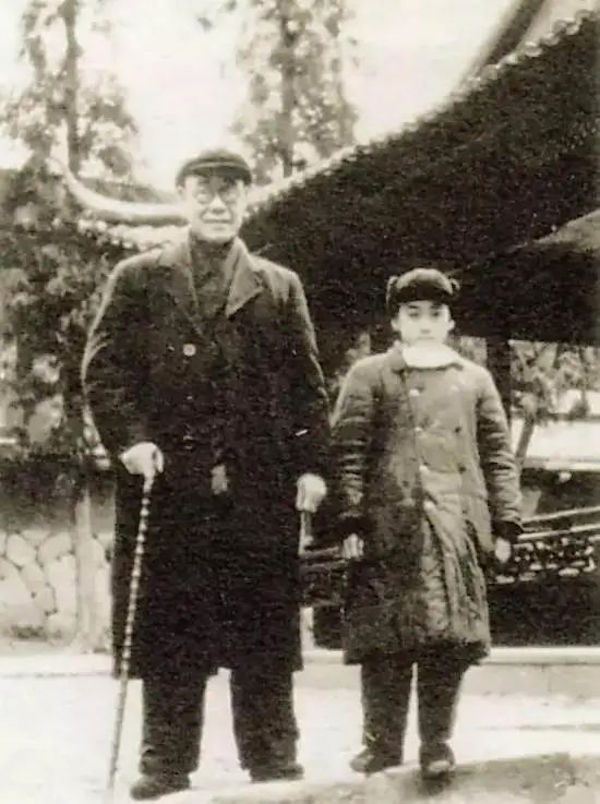 潘公凯与父亲潘天寿在杭州灵隐寺合影