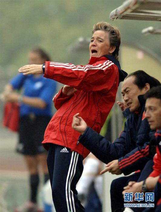 2007年12月19日，中国女足主教练伊丽莎白(前左)。新华社记者刘大伟摄