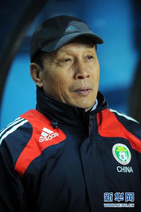 2009年1月10日，中国女足主教练商瑞华在2009年四国女足锦标赛中观战。新华社记者刘大伟摄