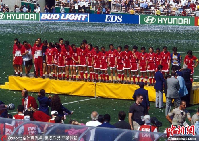 1999年世界杯决赛，中国女足站上亚军领奖台。