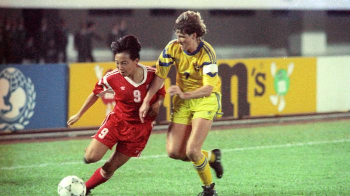 1991年首届女足世界杯1/4决赛，中国队孙雯对阵瑞典选手。图片来源：国际足联网站。