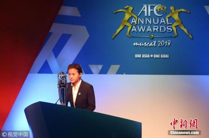 2018年11月29日，王霜荣获2018年亚洲足球小姐。图片来源：视觉中国
