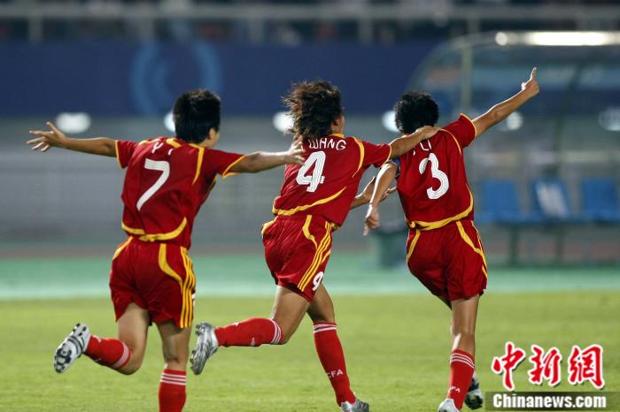 2007女足世界杯，中国队小组赛中战胜丹麦队，球员庆祝进球跳起“芭蕾舞”。