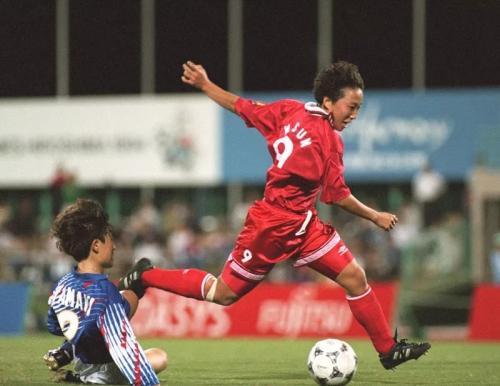 1994年，广岛亚运会女子足球决赛，中国队2：0战胜东道主夺冠。新华社发