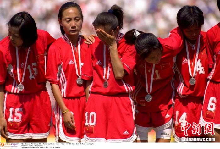 1999年世界杯决赛结束后，获得亚军的中国女足姑娘们留下了不甘的泪水。