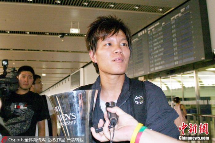 北京时间2006年8月1日凌晨，中国女足时隔7年再夺得亚洲杯冠军。图为李洁手捧奖杯