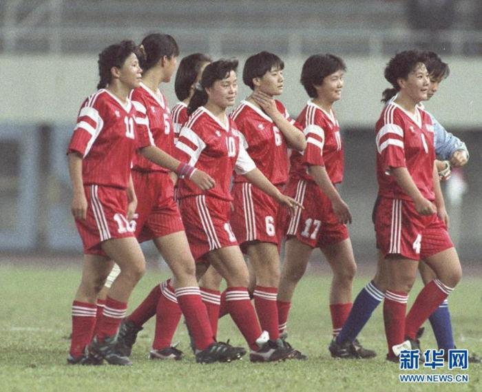 1991年世界杯揭幕战结束后，胜利的中国女足走出赛场。新华社记者官天一摄