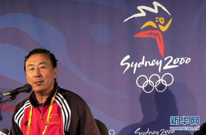 2000年9月17日，中国女足主教练马元安在奥运会女子足球比赛后出席新闻发布会。新华社发