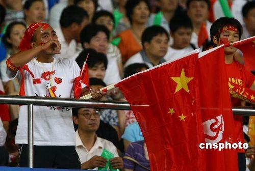 北京奥运会中国女足0:2不敌日本，无缘4强。看台上一位球迷失声痛哭。