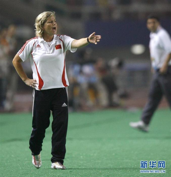 2007年9月15日，中国队主教练多曼斯基在2007年女足世界杯比赛中指挥。新华社发