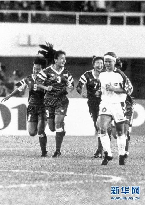 1991年11月16日，首届女足世界杯揭幕战，中国队以4：0大比分战胜挪威。图为中国队球员马莉(左二)进球后庆祝。新华社记者官天一摄