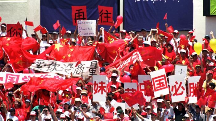 1999世界杯决赛现场，中国球迷为女足姑娘们加油呐喊。图片来源：国际足联网站