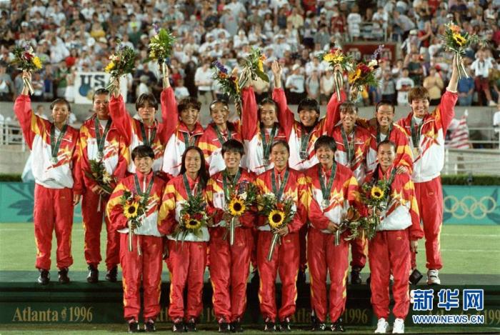 1996年8月1日，1996年亚特兰大奥运会女子足球决赛中，中国队以1：2负于美国队，获得银牌。新华社发