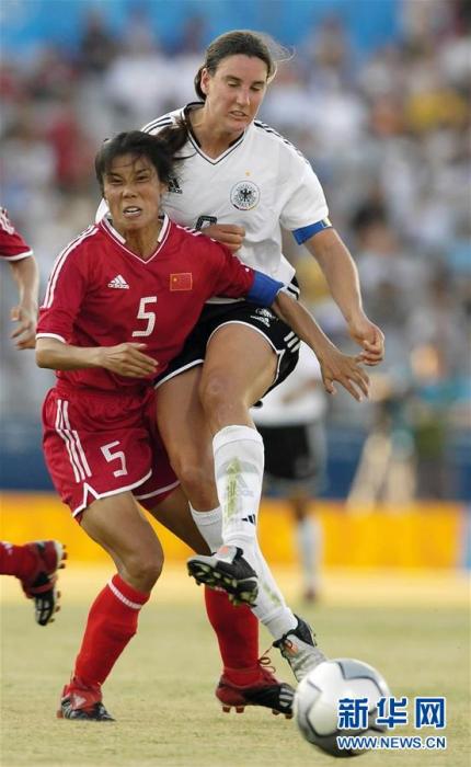2004年8月11日，雅典奥运会女子足球赛打响，中国女足在首轮比赛中以0：8惨败于德国女足。新华社发