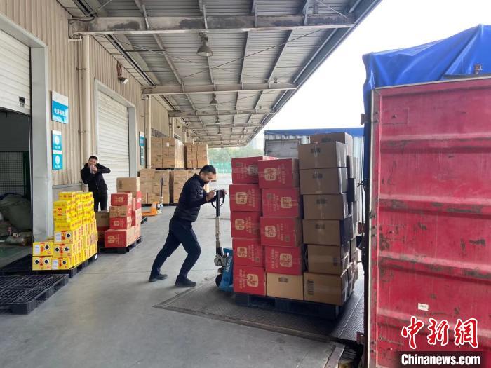 义乌跨境电商企业工作人员装载包裹。　吴峰宇 摄