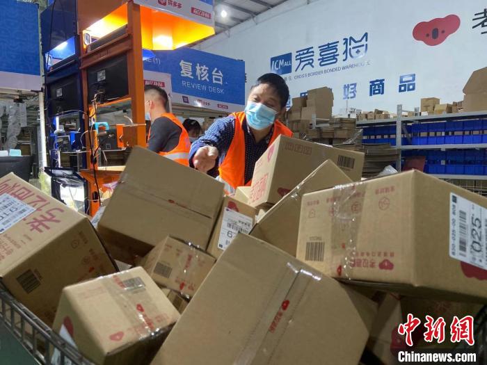 义乌跨境电商企业工作人员打包商品。　吴峰宇 摄