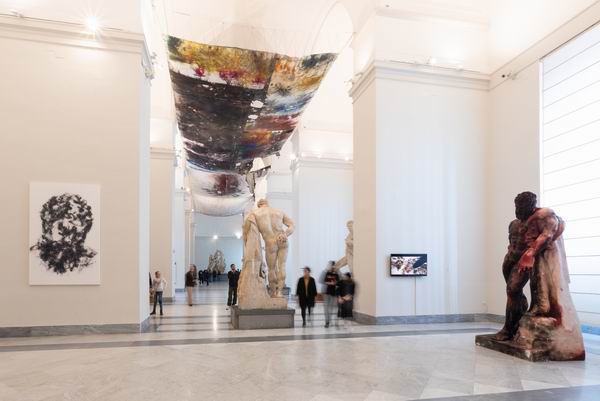 《在火山里：蔡国强与庞贝》于意大利国家考古博物馆展览现场，那不勒斯，2019年 蔡文悠摄，蔡工作室提供