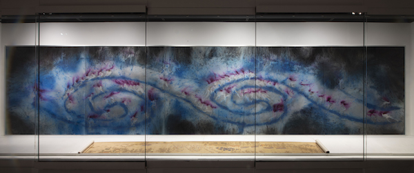 蔡国强作品《银河嬉冰》与故宫馆藏《冰嬉图》复制品，《远行与归来》展览现场，2020。林毅摄，蔡工作室提供。
