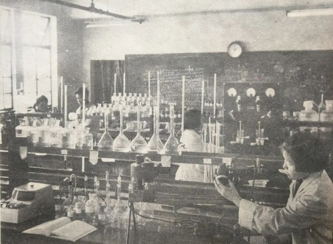 20世纪中叶清华大学实验室旧照翻拍 化工系化学实验室（图片由75级校友袁帆老师提供）