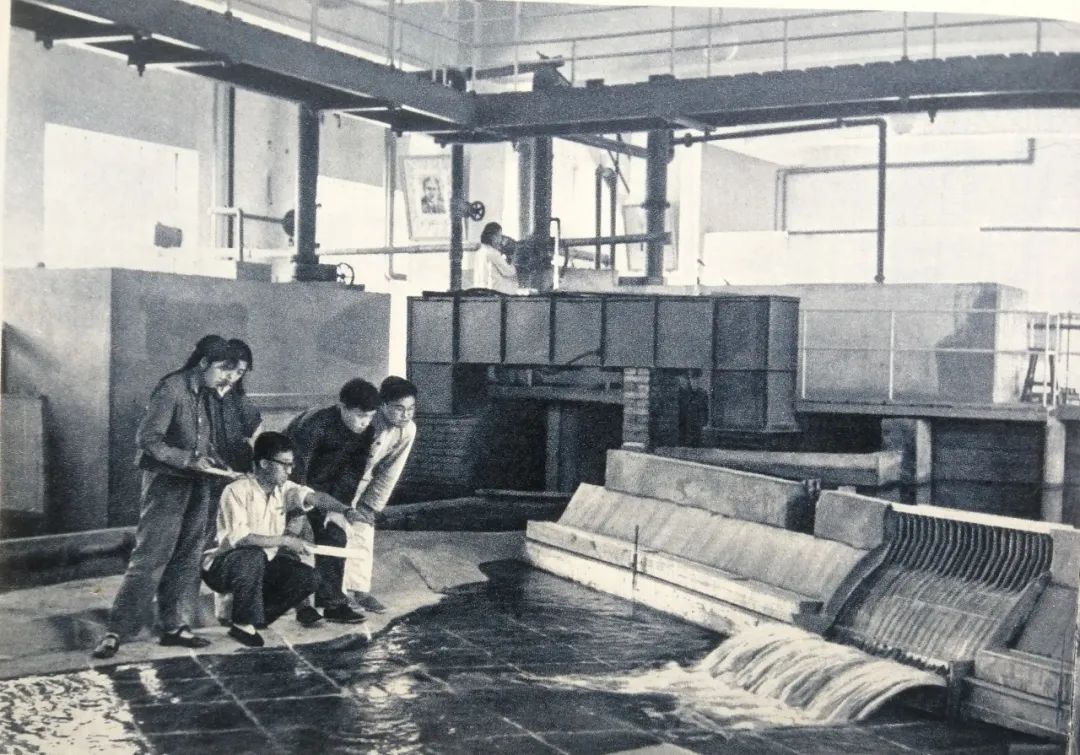 20世纪中叶清华大学实验室旧照翻拍 水利系水工实验室（图片由75级校友袁帆老师提供）