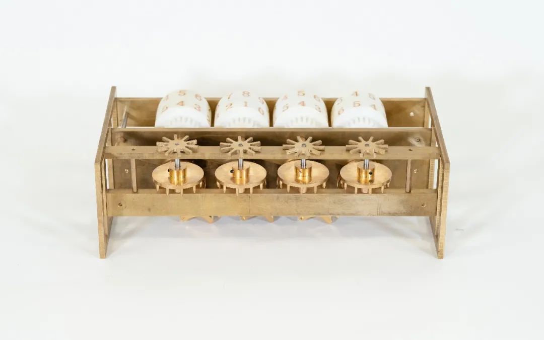 清华大学科学博物馆研究性复原的“帕斯卡加法器”互动装置