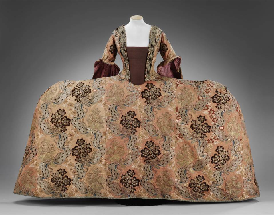 宫廷礼服（曼图亚式套裙），法国和英国，1760-1765，修改于19世纪 ©英国V&A博物馆