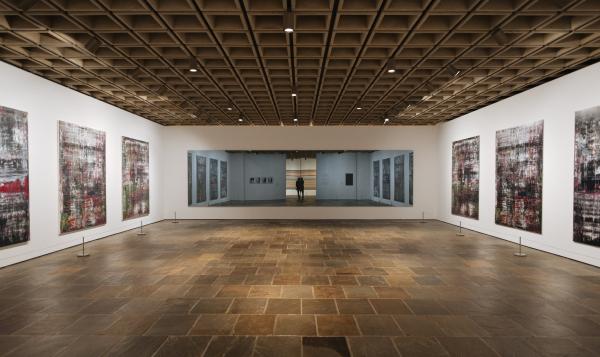 “终究是绘画”展览现场的“比克瑙”系列，左边为原作，右边为复制品； 镜子中反射出集中营的原始照片