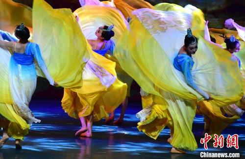 中国侨网图为12月19日晚，演员在表演群舞《金色的海》。　张斌　摄