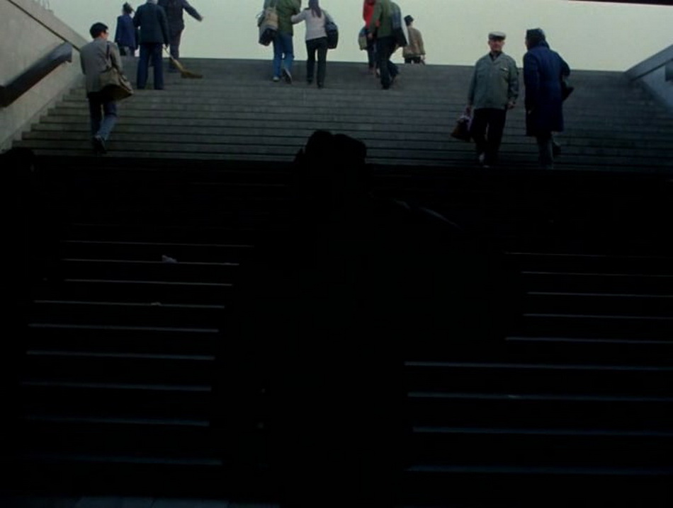谢飞1990年的电影《本命年》以斯坦尼康镜头开场，主角李慧泉从一个漆黑的地铁站里出现。