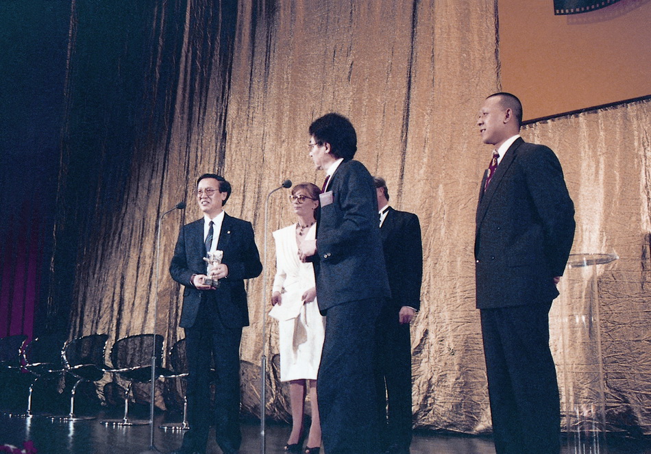 1990年柏林国际电影节领奖照。